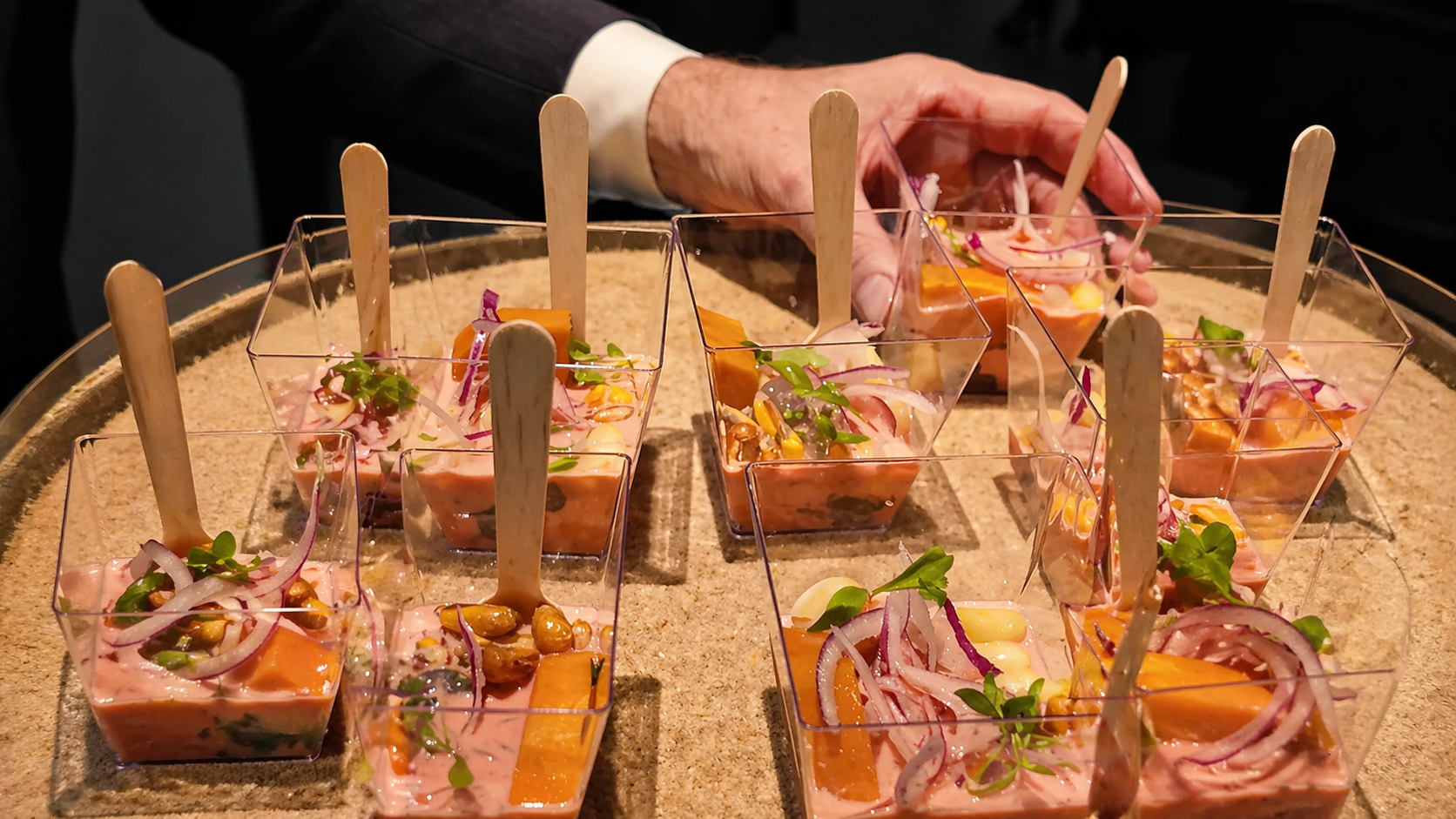 Degustacion de gastronomia peruana servida en porciones individuales