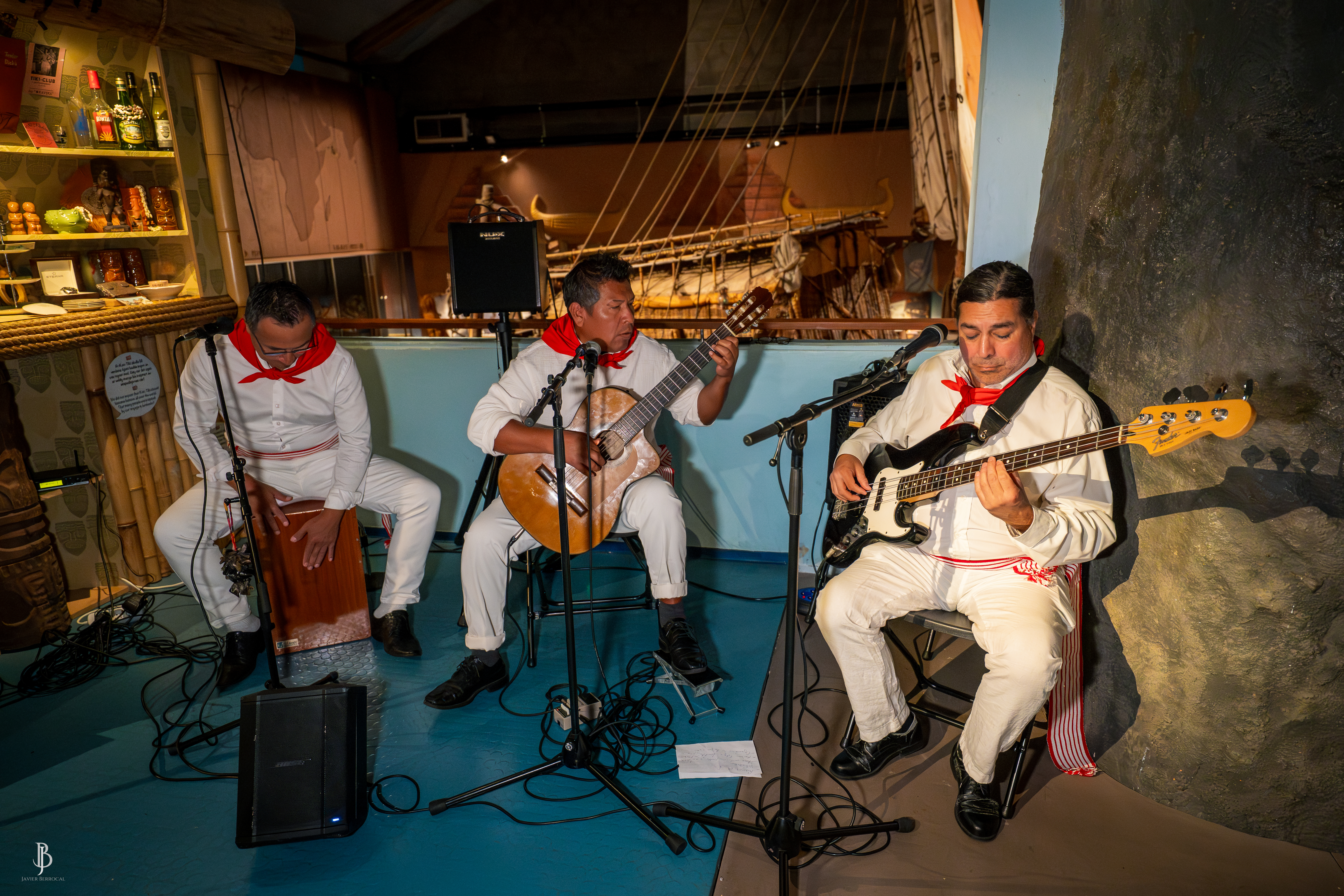 Musicos peruanos interpretando en vivo durante el evento